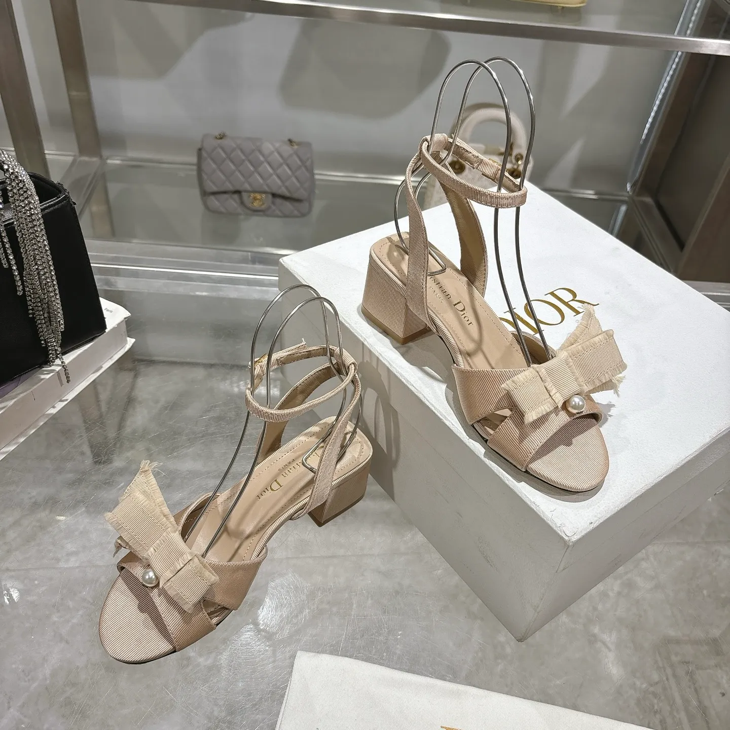 👟👟Ex-factory price 520👟👟 🎆Fringed webbing women's shoes Dior Dior 2024 spring and summer catwalk new Adiorble women's shoes CD star's same fashion tassel bow square head pearl letter logo hardware buckle high-heeled hollow sandals The top high-end version on the market Upper: original customized tassel grosgrain Lining: sheepskin lining foot pad Outsole: Italian leather outsole Heel height: 8.5cm Size: 34-41 (34.40.41. Customization is non-refundable)